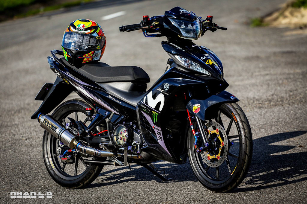 Mẫu xe máy Yamaha Exciter 135 từng xuất hiện khá phổ biến tại Việt Nam so với những mẫu xe côn tay khác cùng thời. Ra đời năm 2011 và được thay thế bằng Exciter 150 vào cuối năm 2014. Tồn tại trong hơn 3 năm, Exciter 135 đã để lại không ít dấu ấn nhờ kiểu dáng thể thao, giảm xóc đơn monocross và có thắng đĩa ở cả 2 bánh. 