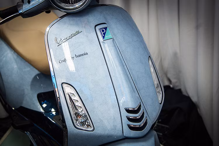 Sau 2 lớp keo, 2 lớp sơn, một nước màu nhuộm, một lớp vỏ trứng và sáu lớp sơn bóng, chiếc Vespa Primavera ABS đã khoác lên mình bộ cánh độc nhất vô nhị. Bề mặt của dàn vỏ sau khi hoàn thiện cho cảm giác như một tác phẩm gốm xứ, với màu xanh pastel dịu nhẹ, lịch lãm.