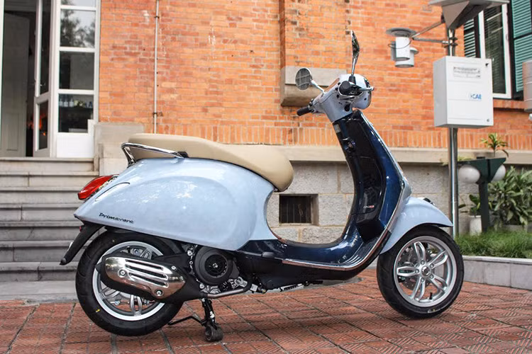Tại thị trường Việt, một chiếc xe tay ga Vespa Primavera bình thường có giá 73,5 triệu đồng. Nhưng sau khi được sơn cẩn trứng bên ngoài đã tăng giá so với ban đầu gấp gần 6 lần. Đây cũng được xem là chiếc Vespa Primavera phiên bản mới đắt nhất tại Việt Nam tính đến thời điểm hiện tại.