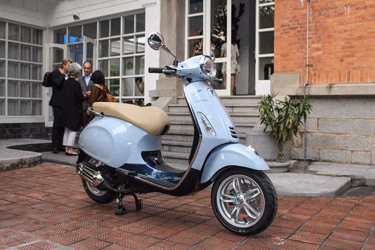 Mẫu xe độc bản này là sản phẩm kết hợp giữa Piaggio Việt Nam và xưởng sơn mài Hanoia tại Bình Dương. Những người thợ lành nghề tại đây đã phủ lên thân xe hàng triệu mảnh vỏ trứng, trước khi dùng kỹ thuật sơn mài truyền thống để tạo ra màu sơn đặc biệt.