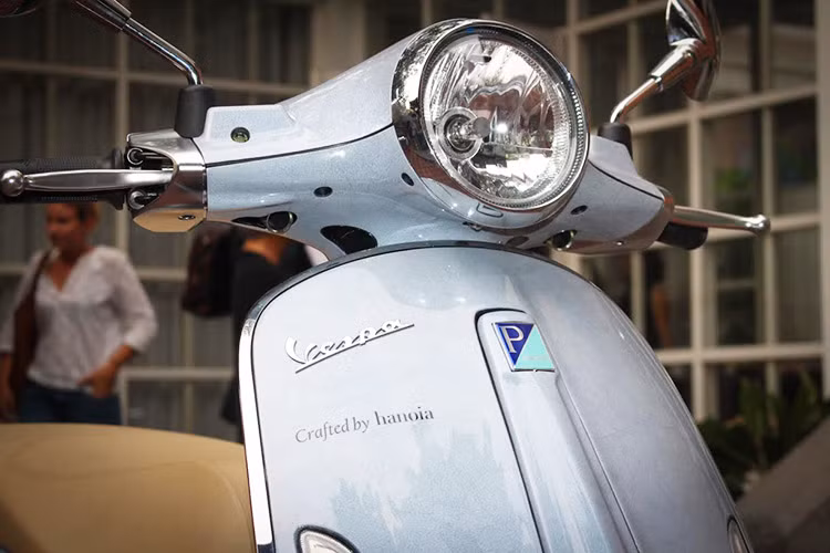 Để hoàn thành tác phẩm nghệ thuật trên thân xe Vespa, 5 người thợ lành nghề nhất của Hanoia đã mất hơn 2 tháng làm việc hoàn toàn thủ công, riêng phần cẩn trứng làm mất 45 ngày. Hàng triệu mảnh vỏ trứng, được lựa chọn đồng màu sắc được dán tỉ mỉ lên thân xe.