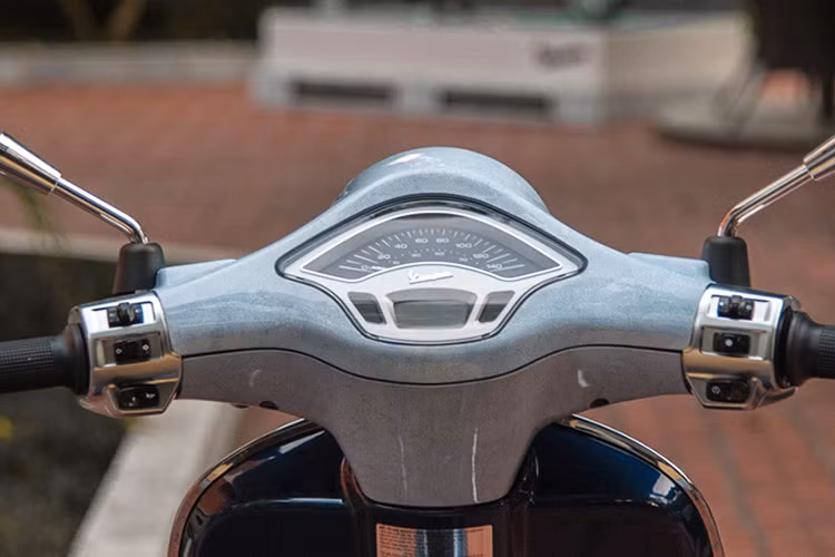 Theo Piaggio Việt Nam, trong buổi dạ tiệc thường niên lần thứ 25 diễn ra tối 29/10/2016, gây quỹ phẫu thuật cho gần 500 bệnh nhân do Operation Smile Vietnam (Phẫu thuật nụ cười) tổ chức, chiếc Vespa Primavera “độc bản” độ vỏ sơn cẩn trứng đã được một cá nhân mua với giá 19.000 USD (khoảng 425 triệu đồng).