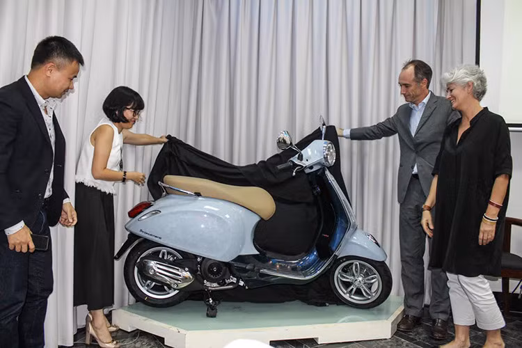 Những chiếc Vespa của Piaggio như một biểu tượng cho văn hóa Italy, trong khi kỹ thuật sơn mài từ truyền thống Việt Nam. Sự kết hợp giữa 2 nét văn hóa Đông - Tây đã tạo ra một chiếc Vespa Primavera hàng độc cẩn trứng, với dàn vỏ đặc biệt, độc nhất vô nhị.