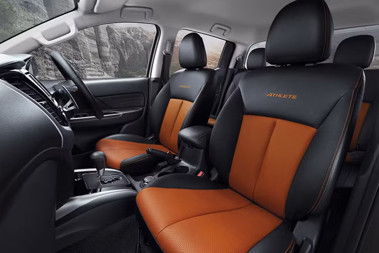 Ngoài ra, Mitsubishi Triton Athlete 2018 còn được trang bị ghế lái điều chỉnh bằng điện 8 hướng, màn hình cảm ứng AVN tích hợp Apple CarPlay và hỗ trợ Android Auto, lẫy chuyển số trên vô lăng và điều hòa 2 vùng… Phần tựa đầu ghế ngồi và thảm lót sàn xuất hiện dòng chữ "Athlete".