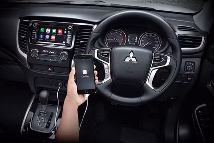 Bên trong nội thất như đã hé lộ trước đó, vẫn là ghế ngồi bọc da màu đen với thân ghế màu cam. Bên cạnh đó là vô-lăng, núm điều khiển, hộp lưu trữ và bảng điều khiển trung tâm xuất hiện những họa tiết màu cam mới.