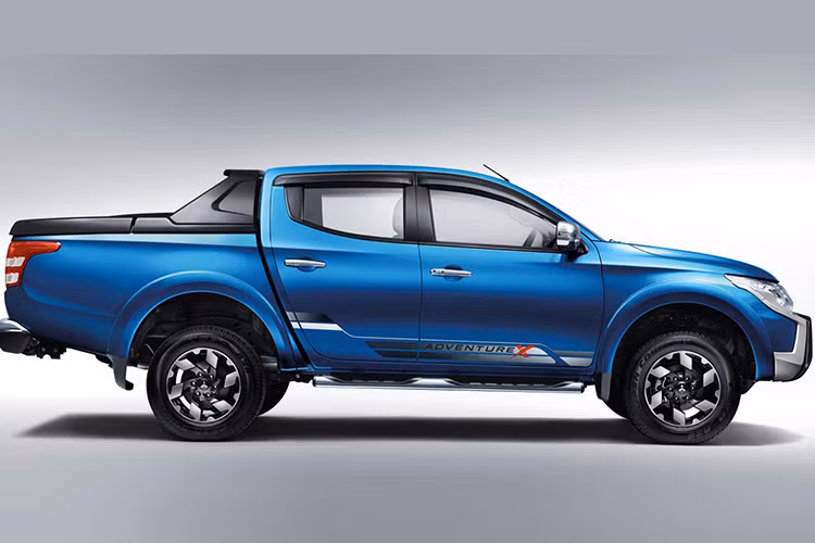 Ngoại thất của mẫu xe bán tải Triton Athlete phiên bản nâng cấp này sẽ có sự thay đổi với lưới tản nhiệt dạng tổ ong màu đen bóng. Cản trước cùng cụm đèn sương mù được thiết kế mới. Xe được bổ sung lớp ốp nhựa đen trên cản trước, sau, ốp chắn bùn trên bánh xe và tay nắm cửa.