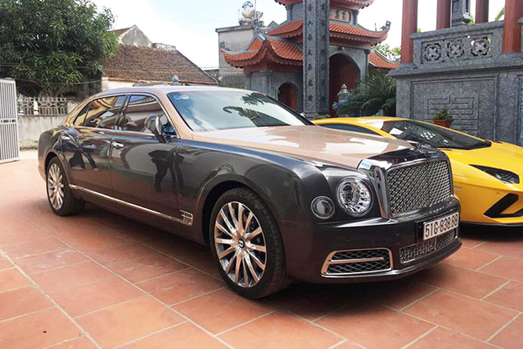 Bentley Mulsanne EWB của doanh nhân quận 12 chính là mẫu xe thế hệ mới đầu tiên được phân phối chính hãng tại Việt Nam. Xe mang ngoại thất sơn 2 tông màu là xám ghi phối cùng nắp capô, trần xe và cốp đuôi xe màu vàng cát đẹp mắt. Đây là phiên bản trục cơ sở dài nên có ngoại hình khác biệt và đắt giá hơn so với bản tiêu chuẩn.