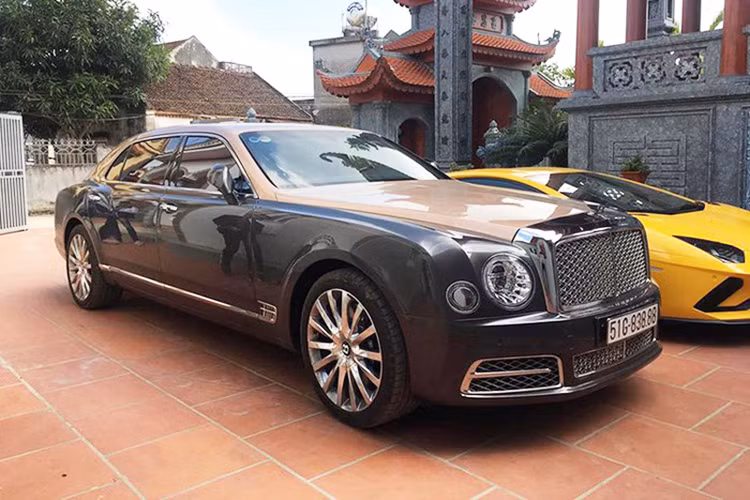 Bentley Mulsanne EWB của doanh nhân quận 12 chính là mẫu xe thế hệ mới đầu tiên được phân phối chính hãng tại Việt Nam. Xe mang ngoại thất sơn 2 tông màu là xám ghi phối cùng nắp capô, trần xe và cốp đuôi xe màu vàng cát đẹp mắt. Đây là phiên bản trục cơ sở dài nên có ngoại hình khác biệt và đắt giá hơn so với bản tiêu chuẩn.