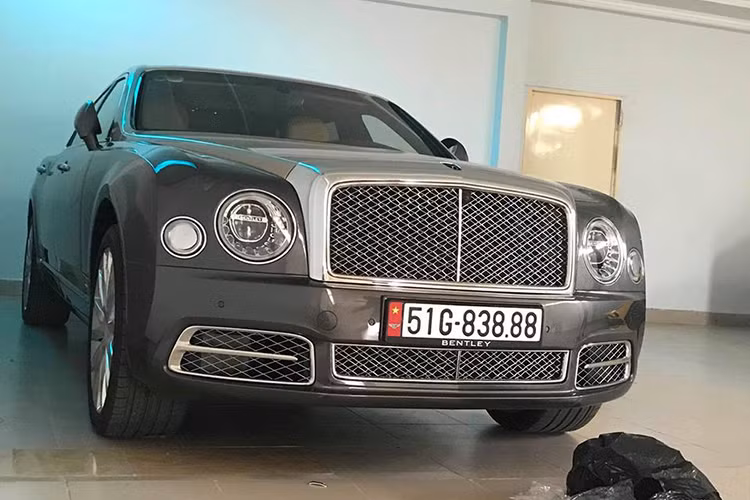 Sau siêu xe Lamborghini Aventador S LP740-4 chính hãng trị giá 48 tỷ đồng, doanh nhân quận 12 tiếp tục gây choáng khi tậu xe siêu sang Bentley Mulsanne EWB 2018 có giá hơn 50 tỷ đồng trong tháng 9/2018. Chiếc xe này cũng mất gần 2 tháng mới có biển kiểm soát là 51G-838.88.