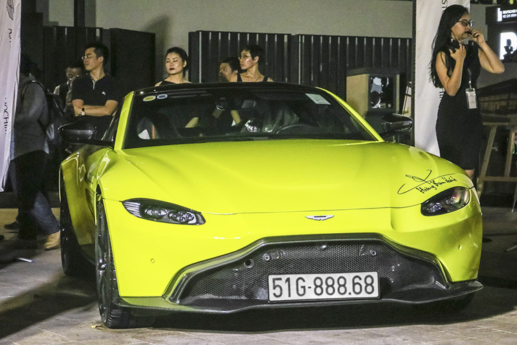 Vào đầu năm nay, doanh nhân quận 12 tiếp tục mua thêm 1 chiếc xe chính hãng, lần này cái tên lọt vào "mắt xanh" của người yêu xe quận 12 chính là siêu xe Aston Martin V8 Vantage 2018 cũng thuộc diện phân phối chính hãng tại Việt Nam. Điều ấn tượng, biển số của siêu xe Aston Martin V8 Vantage 2018 khá đẹp mắt với biển 51G-888.68.
