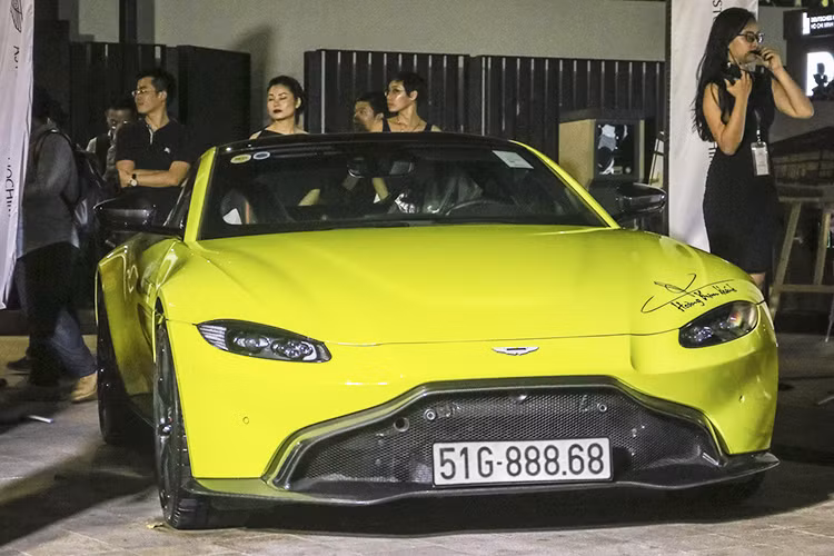 Vào đầu năm nay, doanh nhân quận 12 tiếp tục mua thêm 1 chiếc xe chính hãng, lần này cái tên lọt vào "mắt xanh" của người yêu xe quận 12 chính là siêu xe Aston Martin V8 Vantage 2018 cũng thuộc diện phân phối chính hãng tại Việt Nam. Điều ấn tượng, biển số của siêu xe Aston Martin V8 Vantage 2018 khá đẹp mắt với biển 51G-888.68.