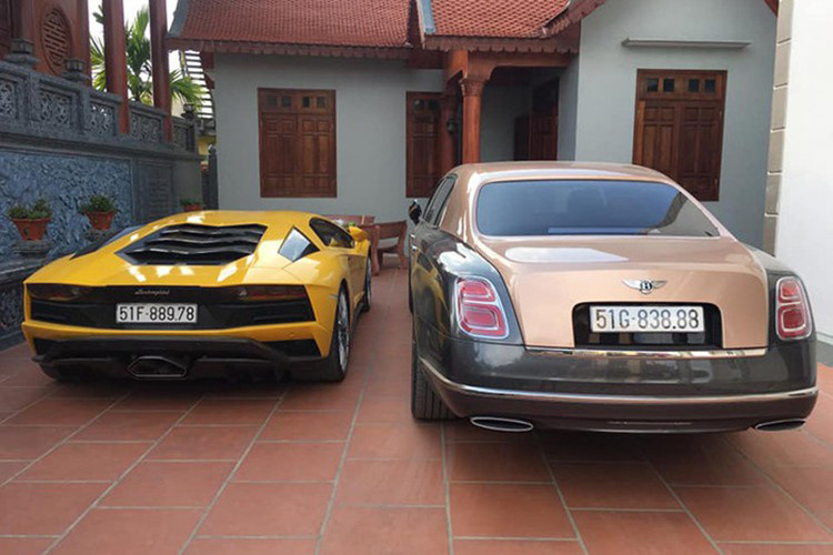 Toàn bộ sức mạnh được truyền tới cả 2 cầu thông qua hộp số ISR 7 cấp, nhờ đó, siêu xe Lamborghini Aventador S LP740-4 của doanh nhân quận 12 có thể tăng tốc từ vị trí xuất phát lên 100 km/h chỉ trong vòng thời gian 2,9 giây trước khi đạt vận tốc tối đa 350 km/h.