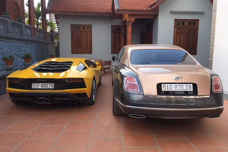 Toàn bộ sức mạnh được truyền tới cả 2 cầu thông qua hộp số ISR 7 cấp, nhờ đó, siêu xe Lamborghini Aventador S LP740-4 của doanh nhân quận 12 có thể tăng tốc từ vị trí xuất phát lên 100 km/h chỉ trong vòng thời gian 2,9 giây trước khi đạt vận tốc tối đa 350 km/h.