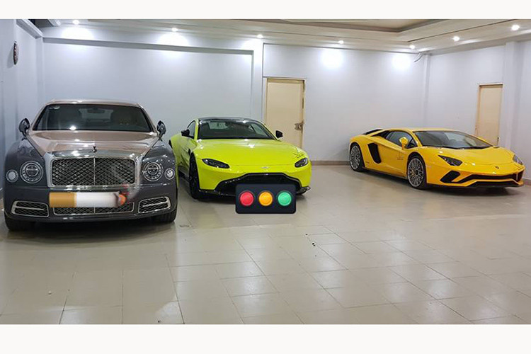 Khác với những người chơi siêu xe và xe sang tại Việt Nam, một doanh nhân quê gốc Hải Dương sống tại quận 12, TP HCM lại chọn cho mình việc mua xe chính hãng, từ Lamborghini Aventador S LP740-4, sau này là Bentley Mulsanne EWB 2018 hay gần đây nhất là Aston Martin V8 Vantage 2018 màu vàng chanh rất đẹp mắt.