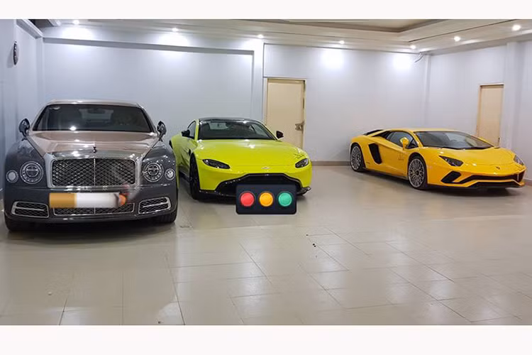 Khác với những người chơi siêu xe và xe sang tại Việt Nam, một doanh nhân quê gốc Hải Dương sống tại quận 12, TP HCM lại chọn cho mình việc mua xe chính hãng, từ Lamborghini Aventador S LP740-4, sau này là Bentley Mulsanne EWB 2018 hay gần đây nhất là Aston Martin V8 Vantage 2018 màu vàng chanh rất đẹp mắt.