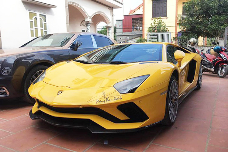 Chỉ tính riêng chiếc xe siêu sang Bentley Mulsanne EWB 2018 cùng cặp đôi siêu xe là Aston Martin V8 Vantage 2018 và Lamborghini Aventador S LP740-4 của doanh nhân quận 12 đã có tổng trị giá không dưới 110 tỷ đồng. Không chỉ đắt đỏ, mà cách chơi mua xe chính hãng cũng giúp doanh nhân quận 12 ghi dấu ấn trong giới mê xe.