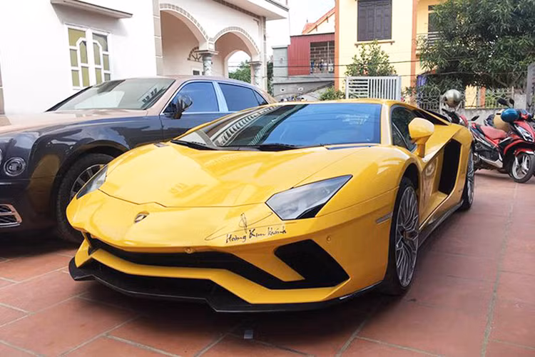 Chỉ tính riêng chiếc xe siêu sang Bentley Mulsanne EWB 2018 cùng cặp đôi siêu xe là Aston Martin V8 Vantage 2018 và Lamborghini Aventador S LP740-4 của doanh nhân quận 12 đã có tổng trị giá không dưới 110 tỷ đồng. Không chỉ đắt đỏ, mà cách chơi mua xe chính hãng cũng giúp doanh nhân quận 12 ghi dấu ấn trong giới mê xe.