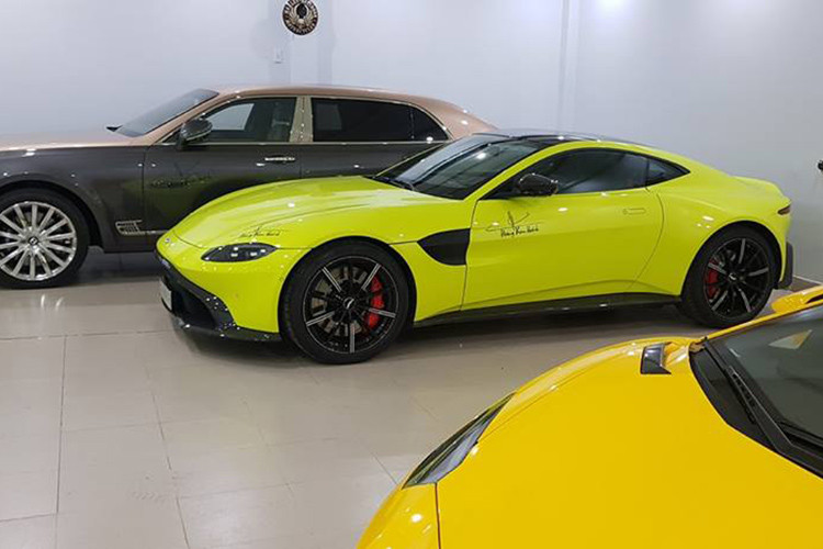 Aston Martin V8 Vantage 2018 được trang bị động cơ V8, tăng áp kép, dung tích 4.0 lít - tạo ra công suất tối đa 510 mã lực tại tua máy 6.000 vòng/phút và mô-men xoắn cực đại 685 Nm tại dải tua máy 2.000 - 5.000 vòng/phút. Xe chỉ mất khoảng thời gian 3,6 giây là có khả năng tăng tốc từ vị trí xuất phát lên 100 km/h trước khi đạt vận tốc tối đa 314 km/h.