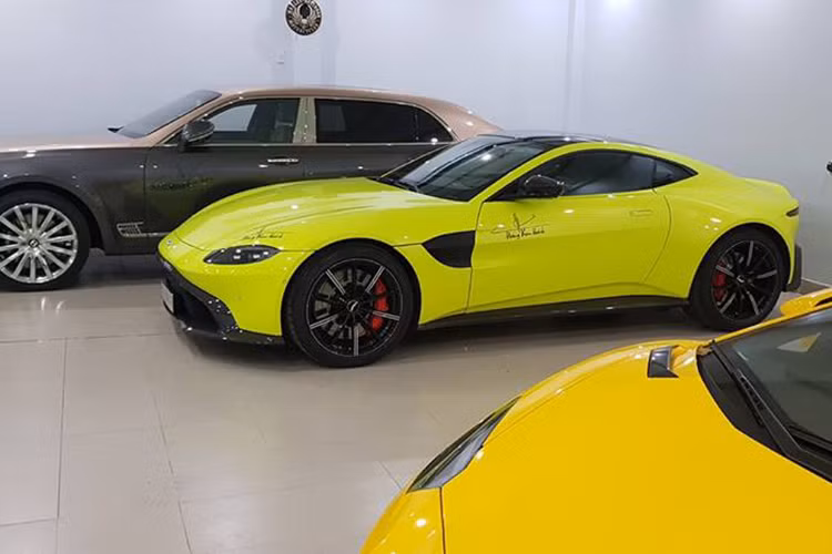 Aston Martin V8 Vantage 2018 được trang bị động cơ V8, tăng áp kép, dung tích 4.0 lít - tạo ra công suất tối đa 510 mã lực tại tua máy 6.000 vòng/phút và mô-men xoắn cực đại 685 Nm tại dải tua máy 2.000 - 5.000 vòng/phút. Xe chỉ mất khoảng thời gian 3,6 giây là có khả năng tăng tốc từ vị trí xuất phát lên 100 km/h trước khi đạt vận tốc tối đa 314 km/h.