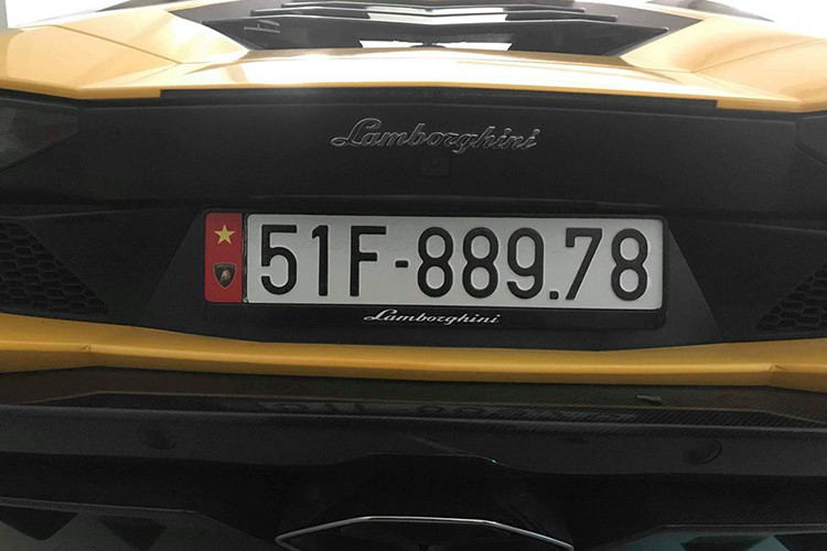 Đầu tiên là chiếc siêu xe Lamborghini Aventador S LP740-4, mẫu xe này chính thức về tay doanh nhân quận 12 vào cuối tháng 7/2017. Nhưng phải 3 tháng sau đó, siêu xe này mới được chủ nhân hoàn tất các thủ tục đăng ký biển số 51F-889.78 cho xe.
