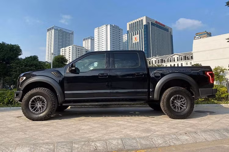So với phiên bản cũ, Ford F-150 Raptor đời 2019 được hãng xe Mỹ nâng cấp khá nhiều cả về trang bị và công nghệ. Về ngoại thất, phiên bản Raptor 2019 nhìn chung không có nhiều khác biệt so với người tiền nhiệm. Xe vẫn nổi bật với những chiếc lốp cỡ lớn, chắn bùn hầm hố, dòng chữ "Ford" lớn đặt ngay trước lưới tản nhiệt.