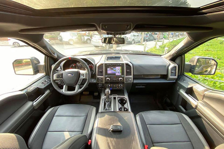 Về nội thất, khoang cabin của F-150 Raptor 2019 cũng gần như được giữ nguyên so với bản 2018. Tuy nhiên, nếu để ý kỹ có thể thấy, phiên bản 2019 sẽ có thêm phần logo Raptor được gắn nổi bật trên vô-lăng, một số nút bấm mới phía trên màn hình thông tin giải trí. Và một trong những nâng cấp đáng chú ý nhất là ở hệ thống ghế ngồi.