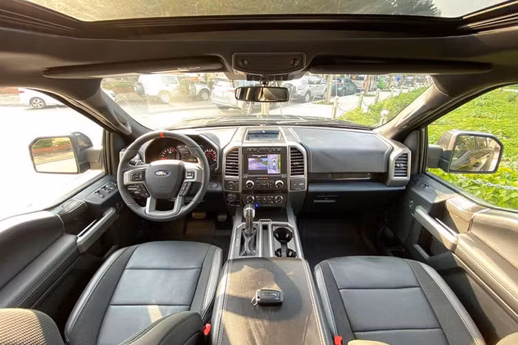 Về nội thất, khoang cabin của F-150 Raptor 2019 cũng gần như được giữ nguyên so với bản 2018. Tuy nhiên, nếu để ý kỹ có thể thấy, phiên bản 2019 sẽ có thêm phần logo Raptor được gắn nổi bật trên vô-lăng, một số nút bấm mới phía trên màn hình thông tin giải trí. Và một trong những nâng cấp đáng chú ý nhất là ở hệ thống ghế ngồi.