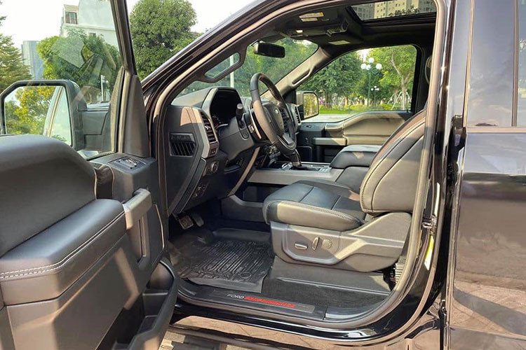 Raptor 2019 lần đầu tiên được trang bị tùy chọn ghế ngồi thể thao hiệu Recaro, rộng rãi, thoải mái, giúp tạo tư thế chắc chắn hơn cho người lái và hành khách khi xe vượt địa hình khó hay di chuyển ở tốc độ cao. Bên cạnh đó, xe cũng được trang bị tiêu chuẩn ghế ngồi bọc da, tích hợp tính năng sưởi ấm và thông gió.