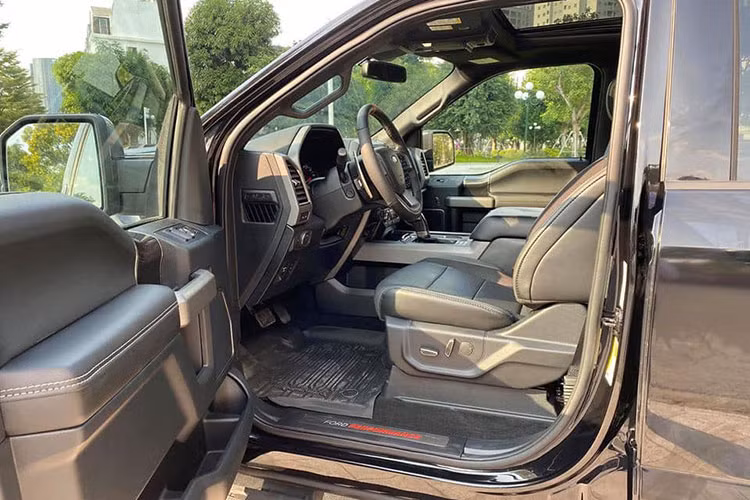 Raptor 2019 lần đầu tiên được trang bị tùy chọn ghế ngồi thể thao hiệu Recaro, rộng rãi, thoải mái, giúp tạo tư thế chắc chắn hơn cho người lái và hành khách khi xe vượt địa hình khó hay di chuyển ở tốc độ cao. Bên cạnh đó, xe cũng được trang bị tiêu chuẩn ghế ngồi bọc da, tích hợp tính năng sưởi ấm và thông gió.