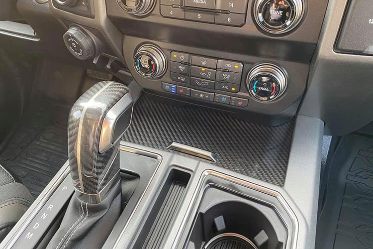 Về động cơ, Ford Raptor 2019 vẫn sử dụng động cơ V6 mạnh mẽ, dung tích 3.5 lít tăng áp kép, sản sinh công suất tối đa 450 mã lực và mô-men 692Nm. Sức mạnh được truyền xuống 4 bánh thông qua hộp số tự động 10 cấp. Không thay đổi nhiều về ngoại hình và truyền động, nhưng Ford Raptor 2019 lại hoàn toàn lột xác trong khả năng vận hành và off-road.