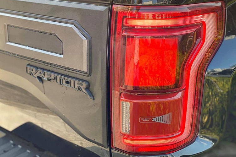 Tuy nhiên, đáng chú ý nhất chính là việc hãng xe ôtô Ford đã tập trung cải thiện khả năng vận hành, xe được trang bị hệ thống treo với phuộc FOX Racing Shox 2019 với công nghệ - Live Valve mới mà bộ phận hiệu suất Ford Performance hợp tác cùng với Fox Racing® để phát triển cho F-150 Raptor 2019.