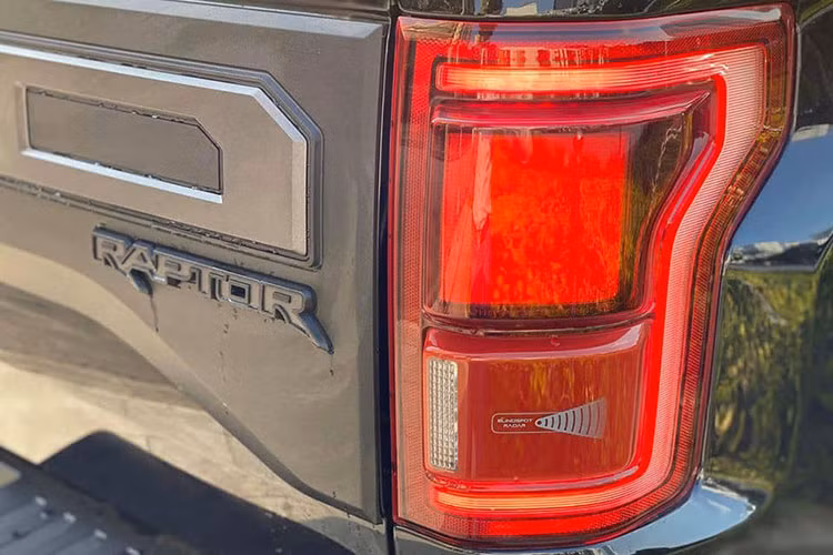 Tuy nhiên, đáng chú ý nhất chính là việc hãng xe ôtô Ford đã tập trung cải thiện khả năng vận hành, xe được trang bị hệ thống treo với phuộc FOX Racing Shox 2019 với công nghệ - Live Valve mới mà bộ phận hiệu suất Ford Performance hợp tác cùng với Fox Racing® để phát triển cho F-150 Raptor 2019.