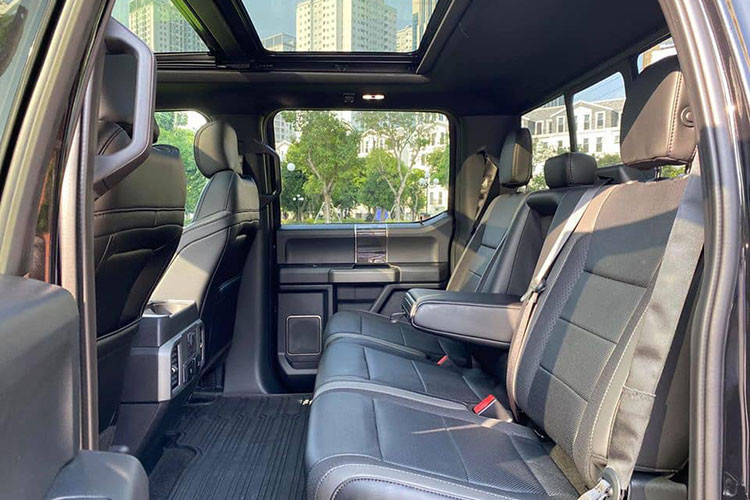 Một số trang bị khác trong cabin bao gồm: hệ thống thông tin giải trí SYNC 3 với màn hình 8 inch, có khả năng tương thích Apple CarPlay và Android Auto, đi kèm với một số chi tiết ốp nhựa và kim loại sáng bóng trên bảng táp-lô. Hệ thống khởi động Start/Stop bằng nút bấm, cần số điện tử, lẫy chuyển số phía sau vô-lăng, cửa sở trời toàn cảnh chỉnh điện,... Hệ thống âm thanh cao cấp B&amp;O.