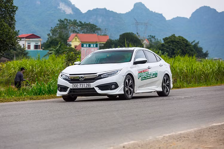 Với mục đích mang đến cho khách hàng cơ hội được trực tiếp kiểm chứng khả năng tiết kiệm nhiên liệu ấn tượng của các dòng xe Honda, thương hiệu này vừa qua đã tổ chức chương trình: “Honda VTEC TURBO Fuel Challenge 2017” – “Thử thách nhiên liệu VTEC TURBO cùng Honda 2017” với sự góp mặt của Honda Civic thế hệ thứ 10.