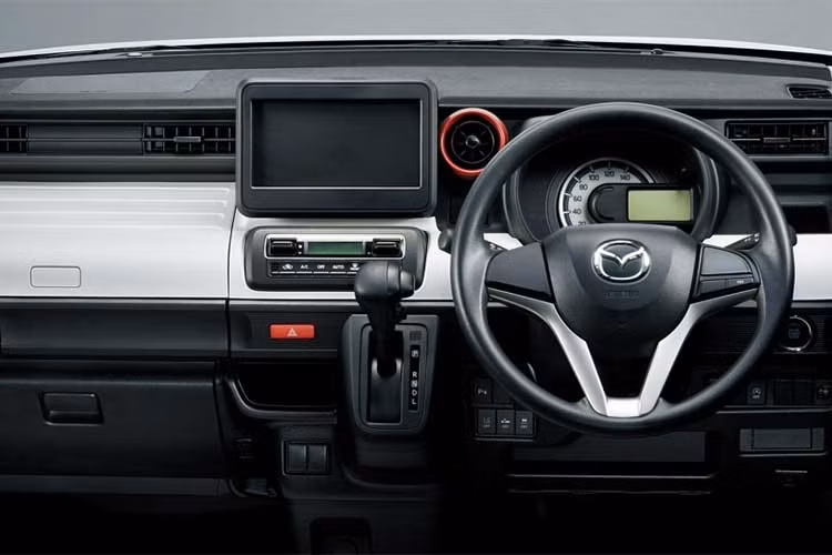 Bên trong là khu vực bố trí bảng điều khiển gọn gàng, vô-lăng 3 chấu, cụm đồng hồ analog sau tay lái cùng một số phím chức năng nằm ẩn sâu dưới bảng táp-lô. Các chi tiết trên xe với nhiều điểm nhấn bằng kim loại kết hợp với lớp vỏ bọc màu kem hoặc màu đen khá độc đáo.