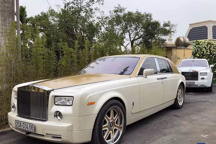 Những ngày qua, trên một số trang mạng xã hội đã đăng tải hình ảnh lễ rước dâu bằng bộ đôi siêu xe sang Rolls-Royce Phantom thế hệ thứ VII mang "biển khủng" diễn ra tại huyện Hải Hậu, Nam Định.