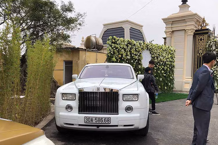 Tại Việt Nam hiện nay, xe siêu sang Rolls-Royce không còn quá hiếm gặp khi mà số lượng xe đã tăng mạnh trong suốt vài năm trở lại đây. Giá bán của dòng xe siêu sang này cũng luôn ở mức cao ngất ngưởng do chi phí sản xuất, chi phí bespoke cũng như các loại thuế đánh vào dòng xe sang với động cơ dung tích lớn.