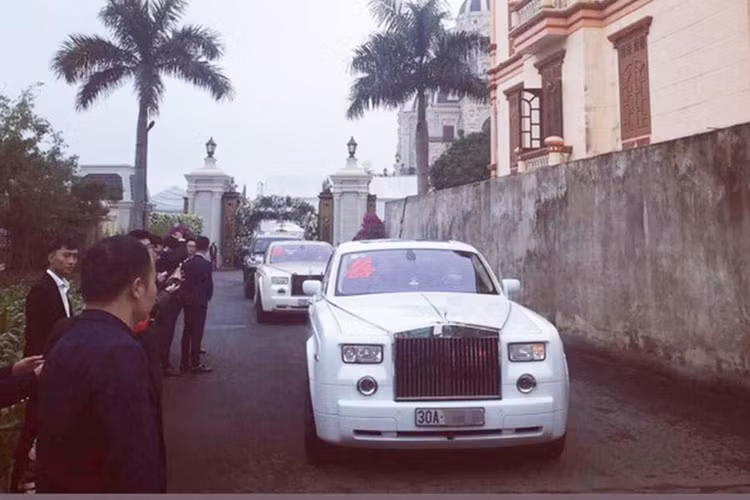 Cặp đôi xe siêu sang Rolls-Royce Phantom rước dâu tại đám cưới này thuộc thế hệ thứ VII với biển số đẹp 034.56 và 586.68. Trong đó, chiếc xe Rolls-Royce Phantom hai màu bi-tone mạ vàng đến từ Thái Nguyên, còn chiếc Rolls-Royce Phantom mang màu trắng lại mang biển số của Hà Nội. 