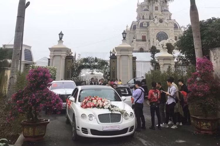 Tại đám cưới đình đám oử Nam Định, ngoài sự xuất hiện hai siêu xe sang Rolls-Royce Phantom còn có cả một chiếc Bentley đưa dâu màu trắng muốt cùng những chiếc xe hơi đắt tiền khác của khách đến tham dự.