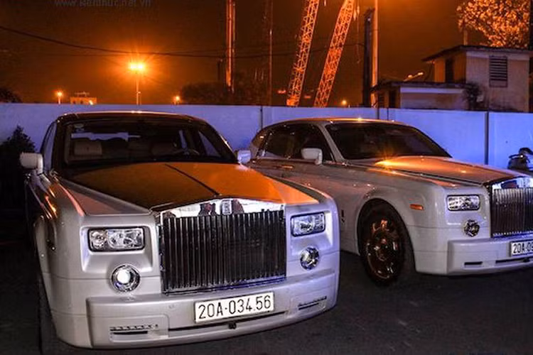 Rolls-Royce Phantom thế hệ thứ VII là khối động cơ V12, dung tích 6.75 lít, sản sinh công suất tối đa 453 mã lực ở vòng tua máy 5.350 vòng/phút, mô-men xoắn cực đại 720 Nm ở vòng tua 3.500 vòng/phút. Động cơ kết hợp cùng hộp số tự động 6 cấp. Giá xe Rolls-Royce Phantom bản tiêu chuẩn được phân phối chính hãng tại Việt Nam khoảng 35 tỷ đồng.