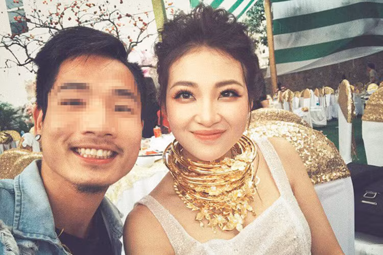 Đáng chú ý là hình ảnh cô dâu tại đám cưới vàng đeo trĩu cổ, tiệc cưới được tổ chức tại tư gia giàu có, bế thế. Theo những hình ảnh được đăng tải thì cả gia đình nhà trai và nhà gái đều là những đại gia tại Nam Định.