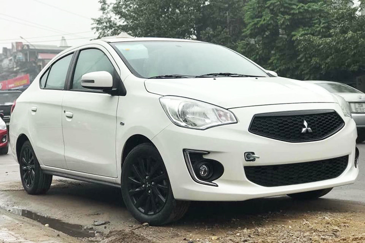 Vào hồi tháng 11/2018, hãng Mitsubishi đã chính thức vén màn phiên bản 2019 của dòng sedan cỡ B Attrage tại thị trường Thái Lan. Đến nay, Mitsubishi Attrage phiên bản nâng cấp đã nhanh chóng được đưa về Việt Nam. Mới đây, hình ảnh của những chiếc xe Mitsubishi Attrage 2019 đã chính thức xuất hiện tại một sự kiện tại TP HCM cũng như các đại lý.