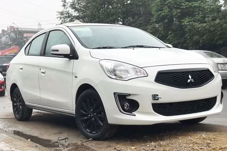 Vào hồi tháng 11/2018, hãng Mitsubishi đã chính thức vén màn phiên bản 2019 của dòng sedan cỡ B Attrage tại thị trường Thái Lan. Đến nay, Mitsubishi Attrage phiên bản nâng cấp đã nhanh chóng được đưa về Việt Nam. Mới đây, hình ảnh của những chiếc xe Mitsubishi Attrage 2019 đã chính thức xuất hiện tại một sự kiện tại TP HCM cũng như các đại lý.