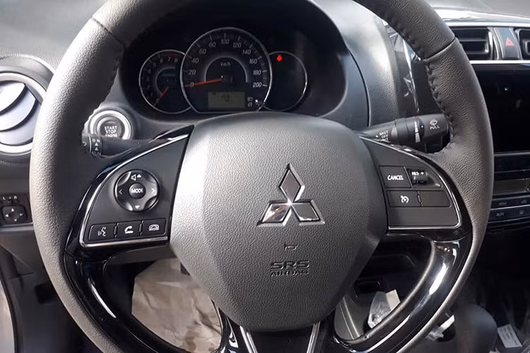 Tại Thái Lan, mẫu sedan cỡ B này được trang bị ghế lái điều chỉnh độ cao, vô lăng/cần số bọc da, hệ thống thông tin giải trí 2DIN tương thích với đĩa DVD, MP3, Bluetotooth cũng như Apple CarPlay, tính năng ra lệnh bằng giọng nói Siri, điều hòa tự động, camera lùi, khởi động bằng nút bấm, cốp chứa đồ 450 lít, móc treo đồ ở lưng ghế trước, ngăn đựng đồ dưới cột vô lăng, 5 hộc đựng cốc và cần gạt mưa cảm biến tốc độ xe...