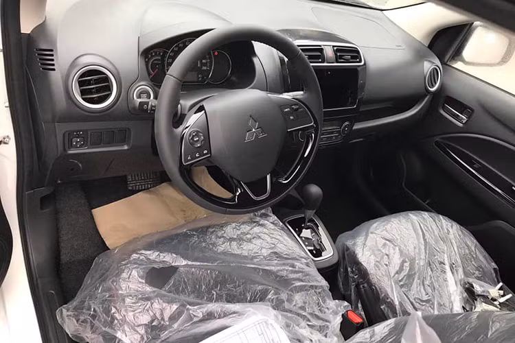 Bước vào bên trong cuả mẫu Attrage phiên bản nâng cấp 2019, người lái sẽ được chào đón bằng không gian nội thất bọc da cùng các chi tiết màu đen. Theo một số nguồn tin, Mitsubishi Attrage 2019 tại Việt Nam sẽ có thêm hệ thống kiểm soát hành trình và cân bằng điện tử mới.