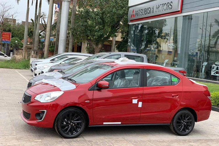 Trên Mitsubishi Attrage 2019 tại Việt Nam vẫn còn 2 đèn phản quang phía sau vốn đã biến mất trên xe ở Thái Lan. Có thể thấy về tổng thể, mẫu xe Attrage 2019 phiên bản nâng cấp này có một số thay đổi nhỏ ở pần ngoại thất so với phiên bản đang bán ra tại một số thị trường Đông Nam Á.