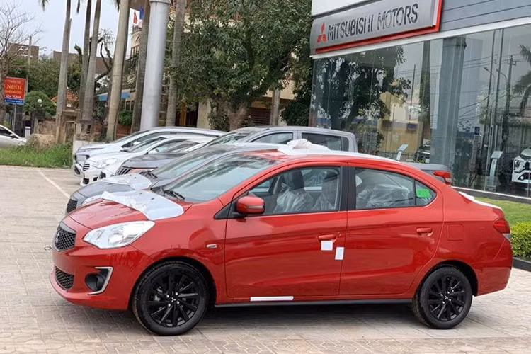 Trên Mitsubishi Attrage 2019 tại Việt Nam vẫn còn 2 đèn phản quang phía sau vốn đã biến mất trên xe ở Thái Lan. Có thể thấy về tổng thể, mẫu xe Attrage 2019 phiên bản nâng cấp này có một số thay đổi nhỏ ở pần ngoại thất so với phiên bản đang bán ra tại một số thị trường Đông Nam Á.