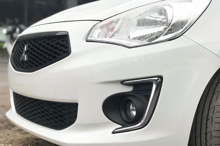 Lưới tản nhiệt bên dưới của Mitsubishi Attrage 2019 cũng được đổi sang loại mắt lưới tổ ong thay vì dạng 2 thanh ngang như phiên bản cũ. Thiết kế cản trước, cụm đèn pha Halogen và đèn sương mù của xe vẫn được giữ nguyên. Dải đèn LED định vị ban ngày nằm sát đèn sương mù trước của Attrage 2019 ở Thái Lan không có trên xe tại Việt Nam.