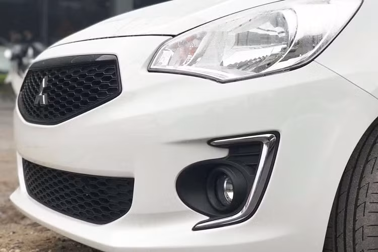 Lưới tản nhiệt bên dưới của Mitsubishi Attrage 2019 cũng được đổi sang loại mắt lưới tổ ong thay vì dạng 2 thanh ngang như phiên bản cũ. Thiết kế cản trước, cụm đèn pha Halogen và đèn sương mù của xe vẫn được giữ nguyên. Dải đèn LED định vị ban ngày nằm sát đèn sương mù trước của Attrage 2019 ở Thái Lan không có trên xe tại Việt Nam.