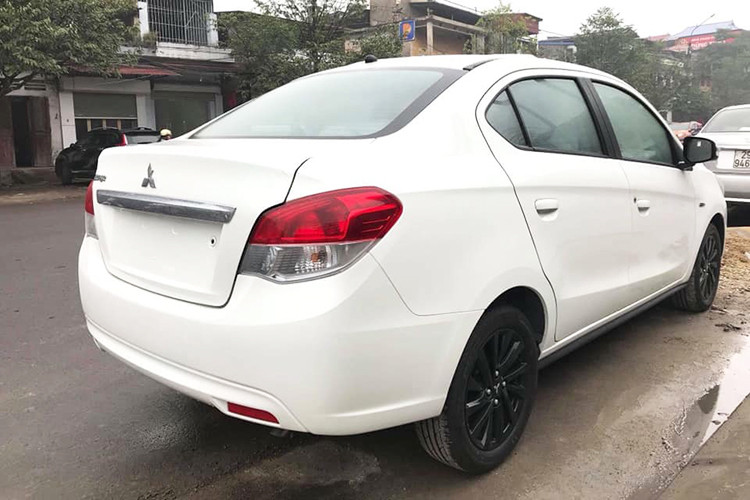 Qua những hình ảnh, có thể thấy mẫu xe giá rẻ Mitsubishi Attrage 2019 tại Việt Nam sở hữu một số nét thiết kế ngoại thất tương tự xe ở thị trường Thái Lan. Theo đó, mẫu sedan cỡ B này được bổ sung lưới tản nhiệt hình lục giác với mắt lưới tổ ong màu đen mới thay vì 3 thanh ngang mạ crôm nằm ngang như ở phiên bản cũ.